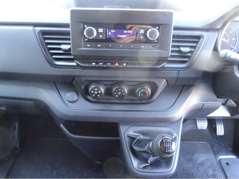 2023 Renault Trafic - image 22