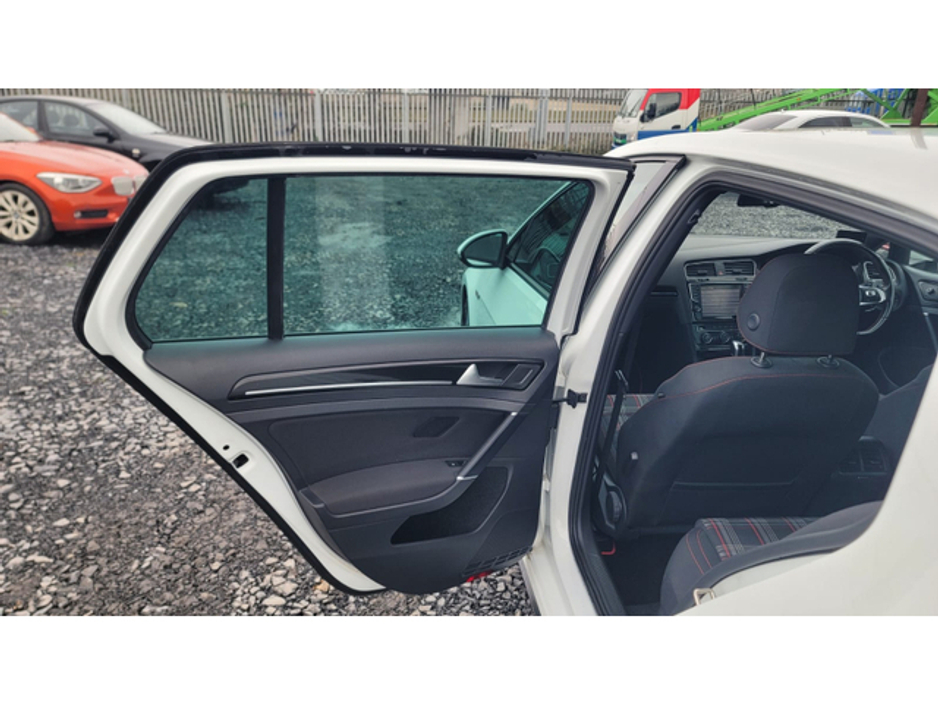 2016 Volkswagen Golf - image 8