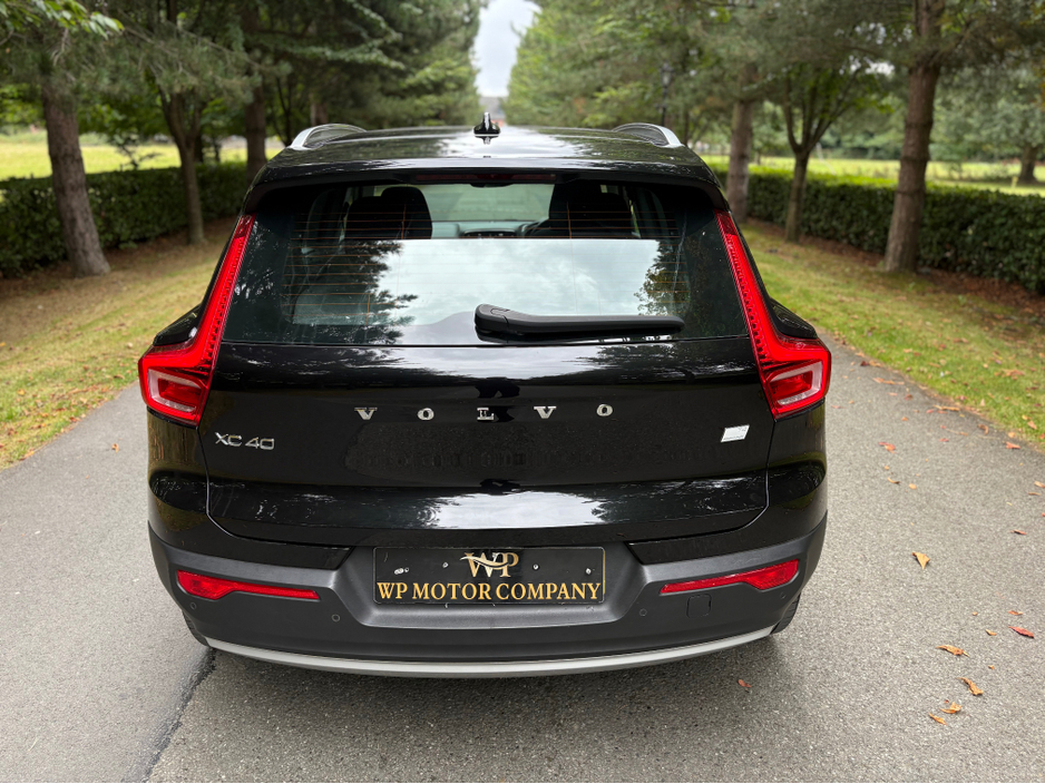 2022 Volvo XC40 - image 12