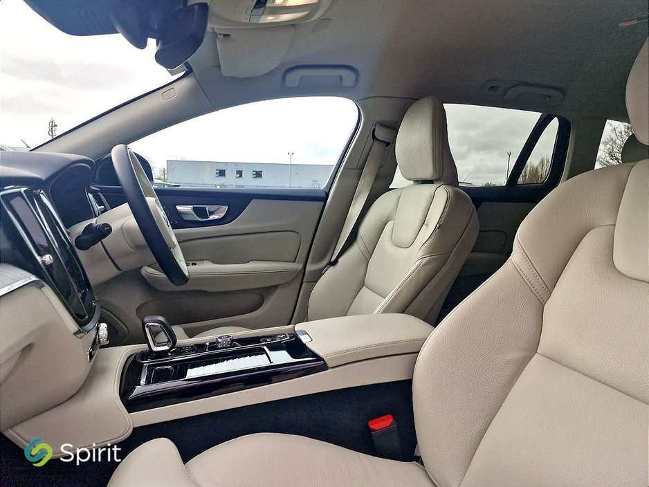 2025 Volvo V60 - image 3