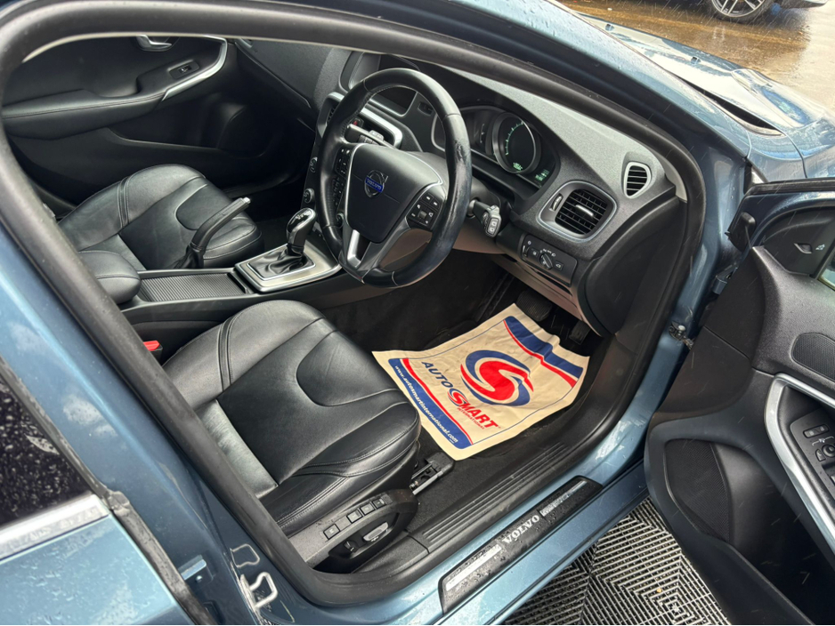 2014 Volvo V40 - image 3