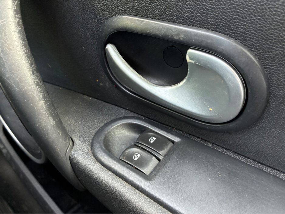 2010 Renault Clio 1.2 petrol 5 door €2,950