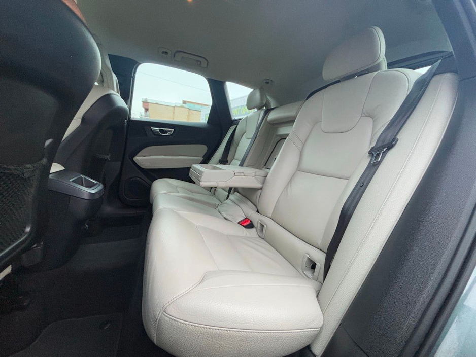 2018 Volvo XC60 - image 9