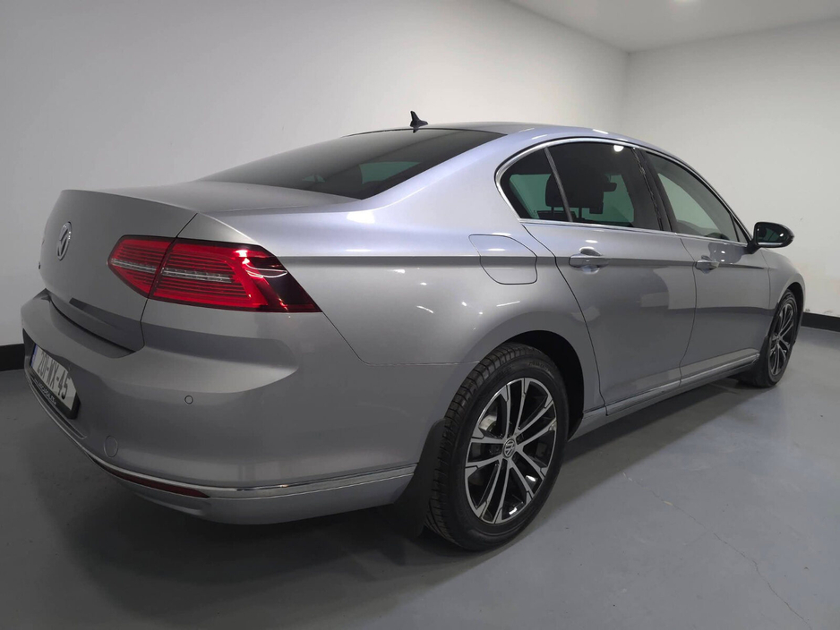 2020 Volkswagen Passat - image 5