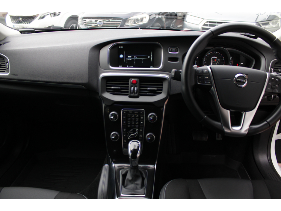 2016 Volvo V40 - image 17