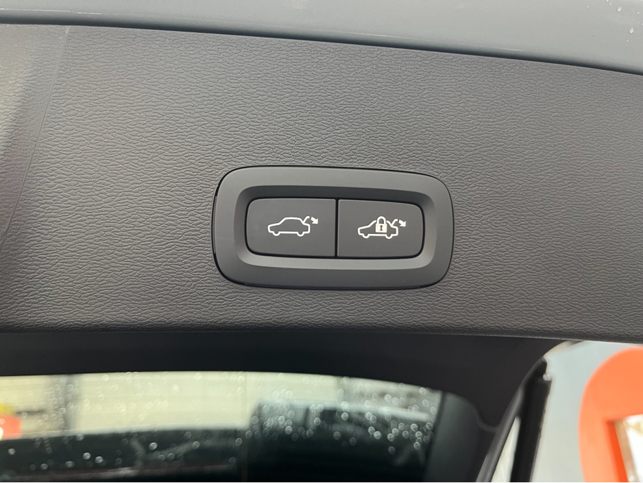 2023 Volvo XC40 - image 7