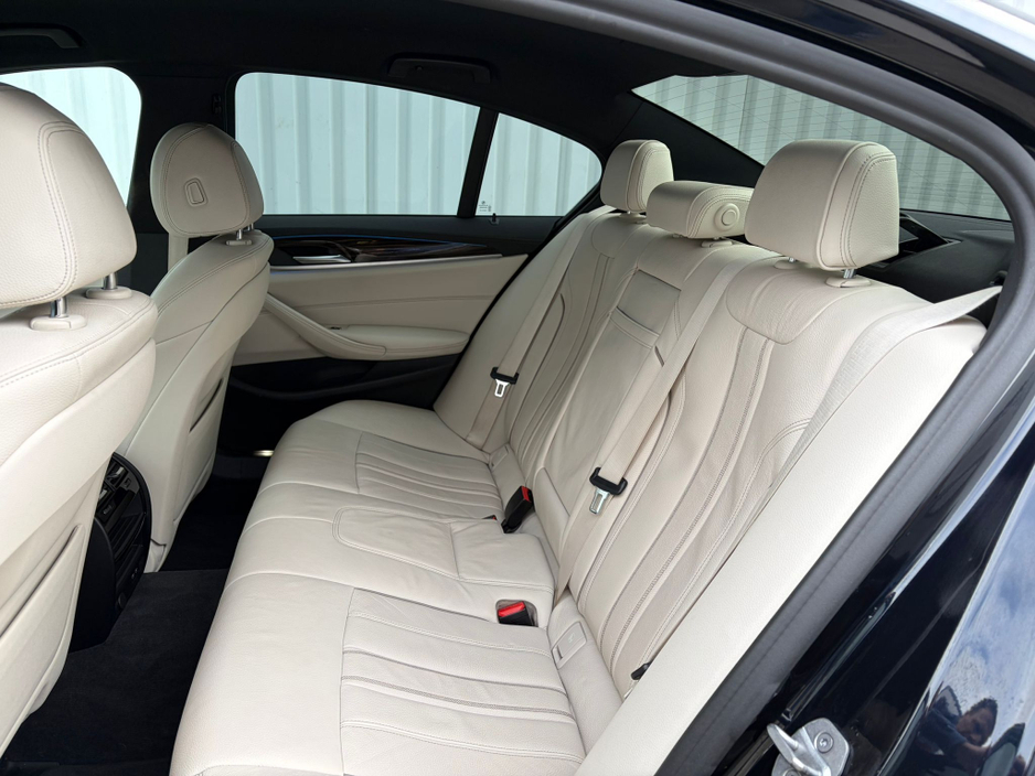 2022 BMW 5 Series - image 13