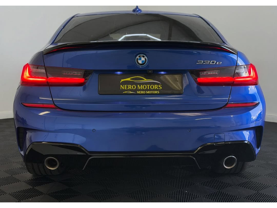 2021 BMW 3 Series - image 8