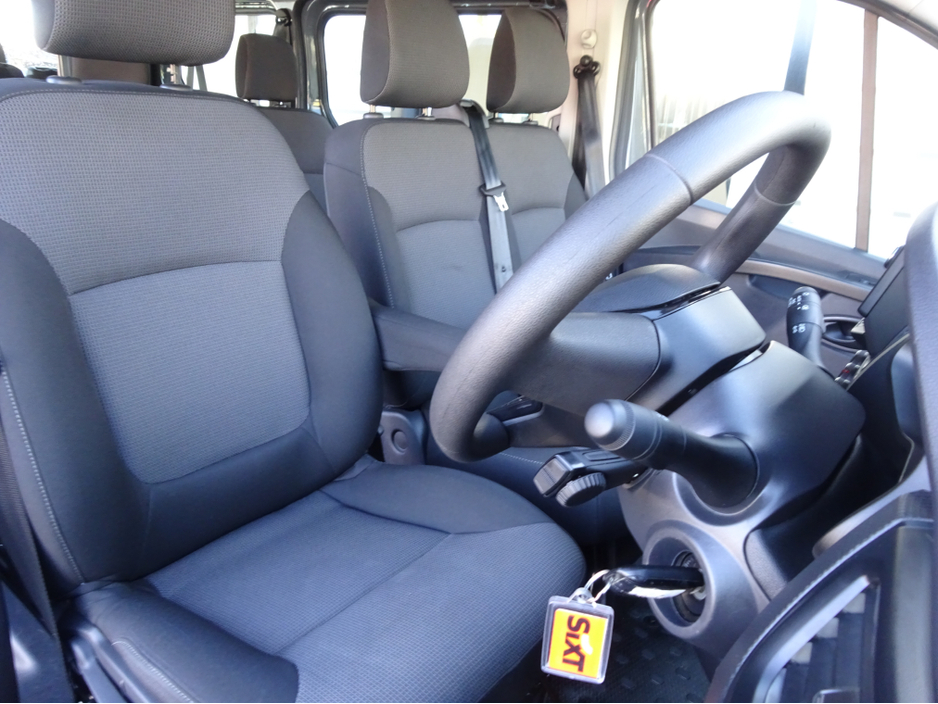 2023 Renault Trafic - image 11