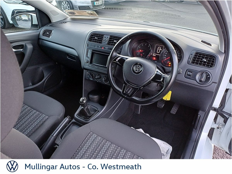 2015 Volkswagen Polo - image 2