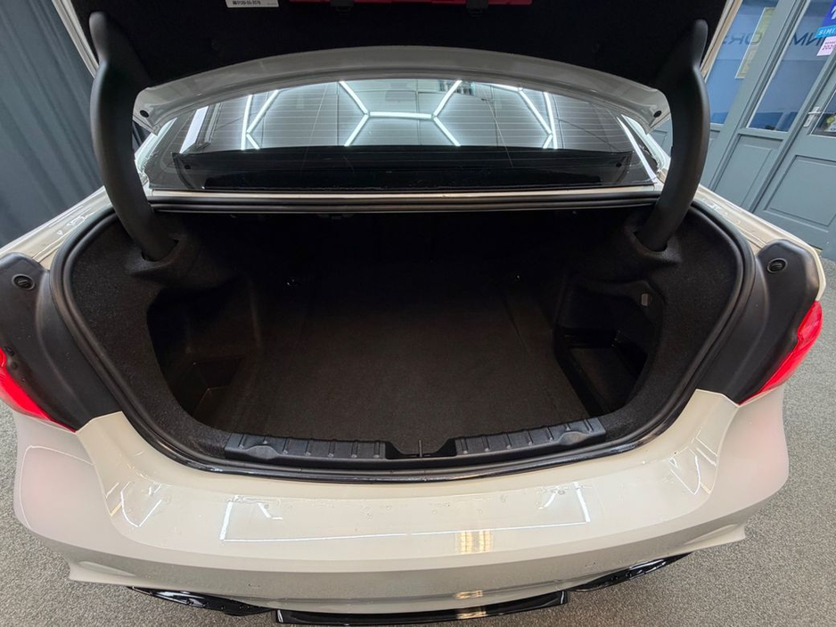 2017 BMW 3 Series - image 35