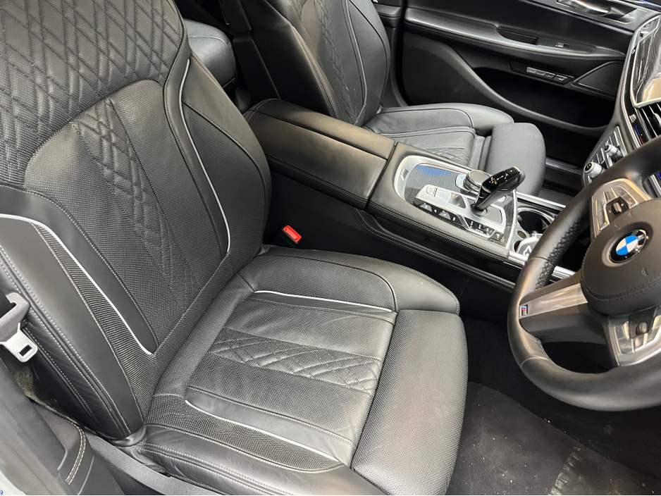 2018 BMW 7 Series - image 9