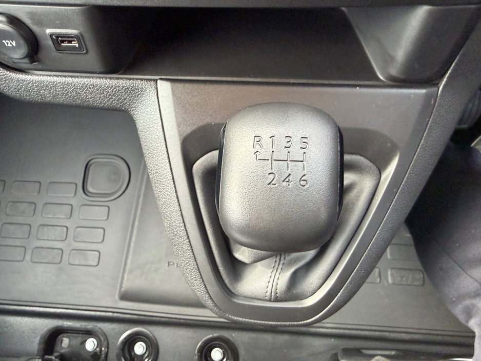 2024 Peugeot Expert - image 7