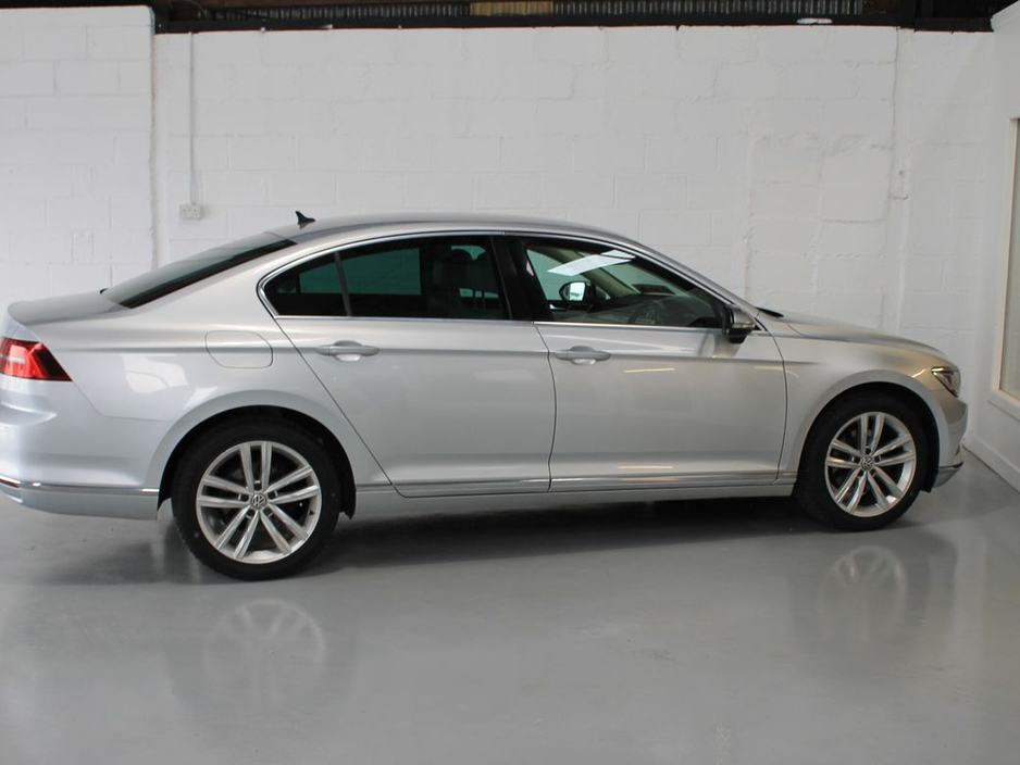 2018 Volkswagen Passat - image 5