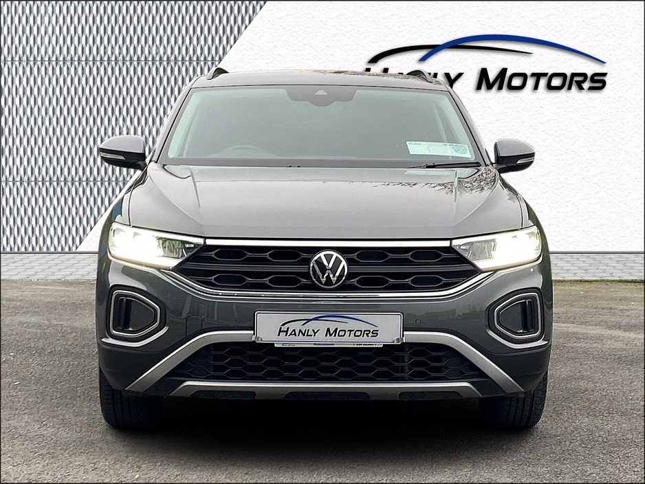 2024 Volkswagen T-Roc - image 2