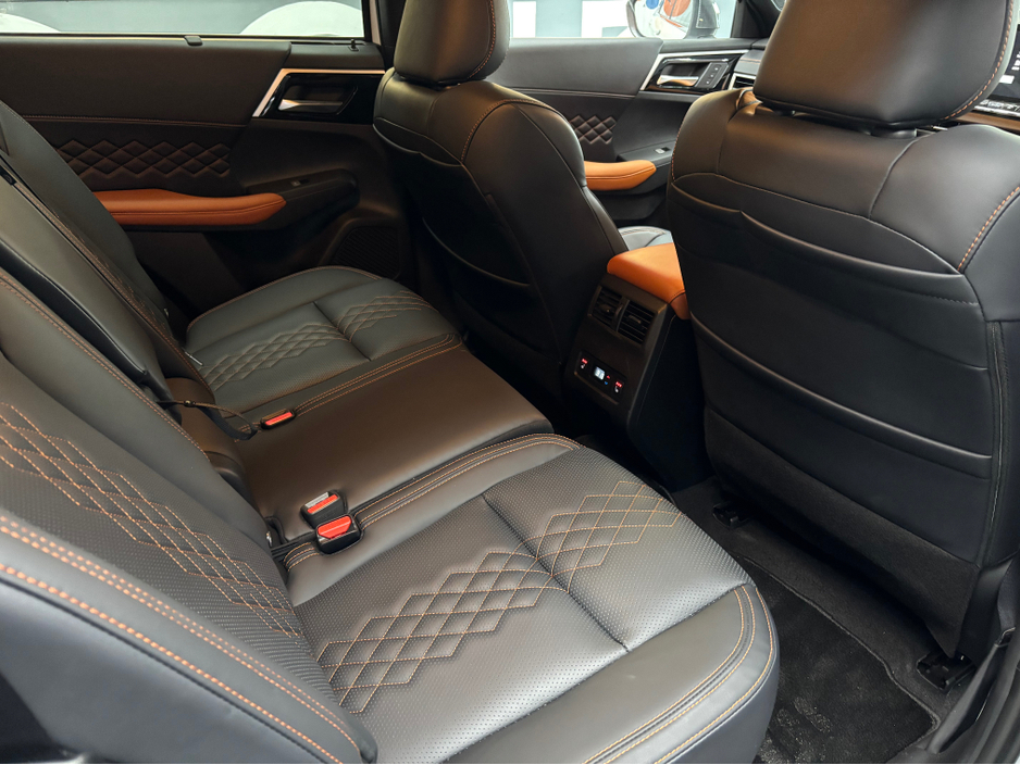 2024 Mitsubishi Outlander - image 12