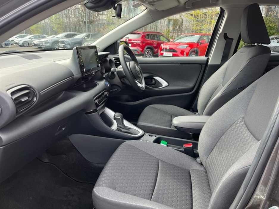 2023 Toyota Yaris - image 6