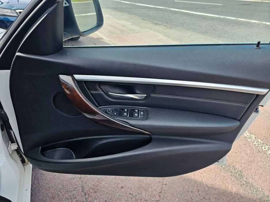 2016 BMW 3 Series - image 16