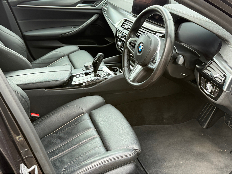 2021 BMW 5 Series - image 6