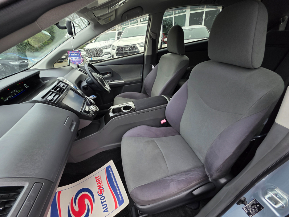 2013 Toyota Prius Alpha - image 14