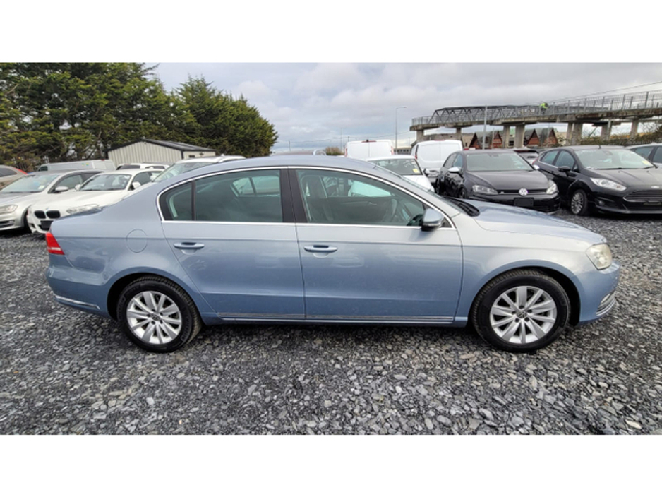 2011 Volkswagen Passat - image 5