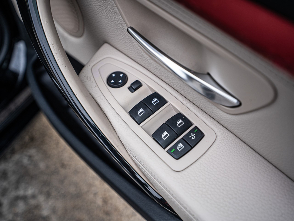 2016 BMW 3 Series - image 28