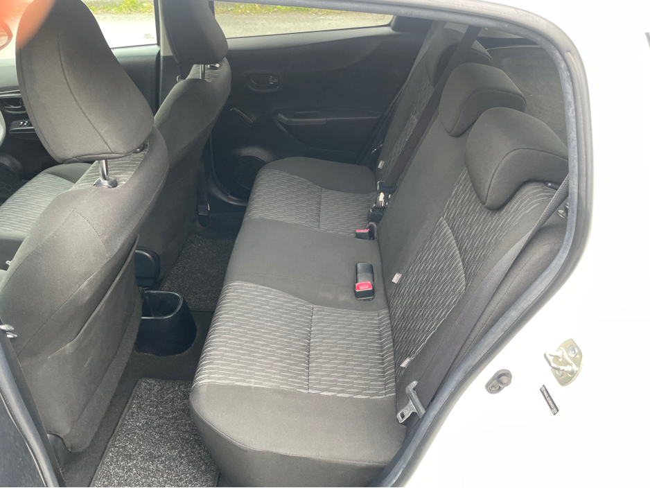 2012 Toyota Yaris - image 15