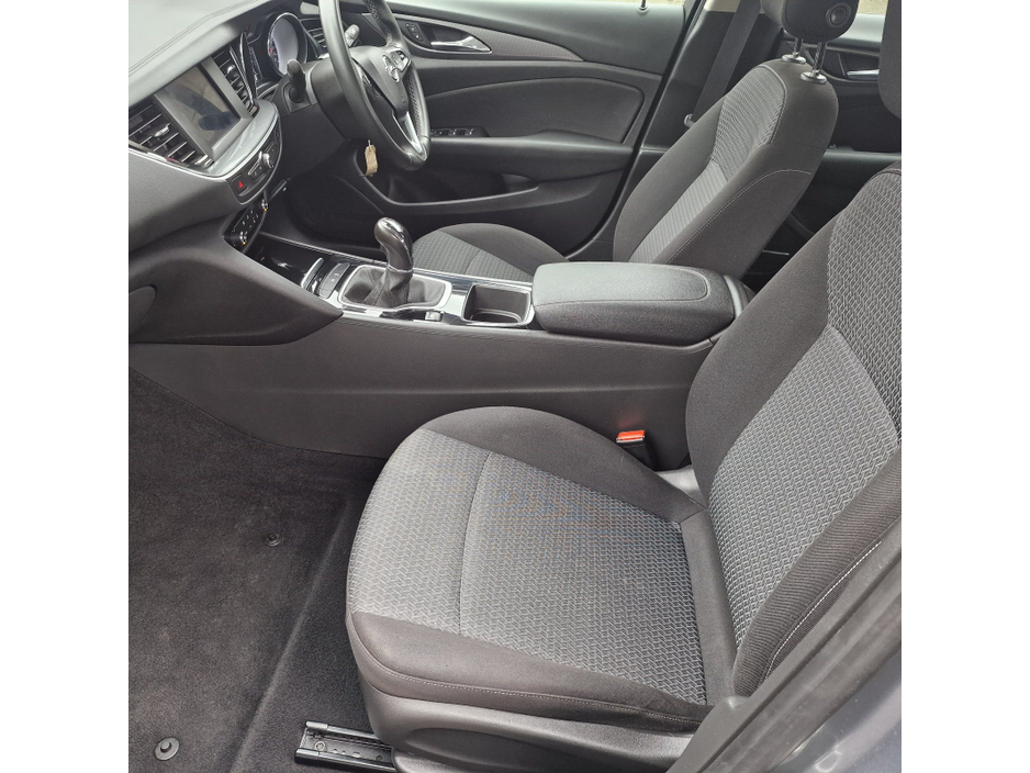 2021 Opel Insignia - image 8