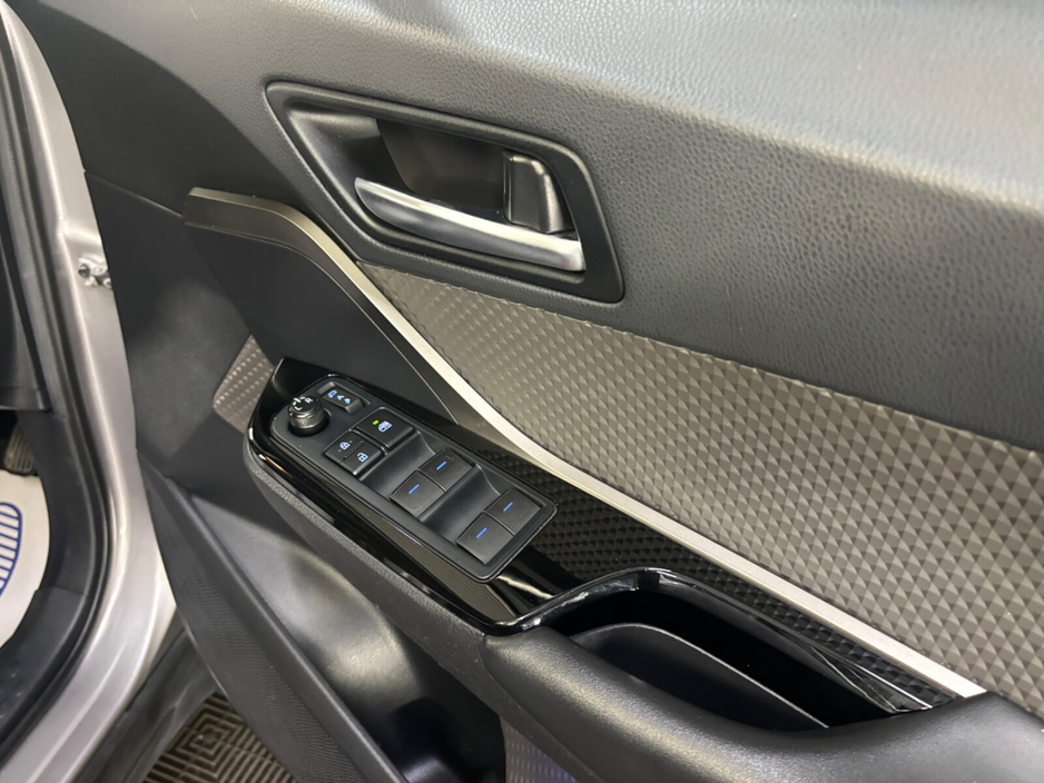 2022 Toyota C-HR - image 13