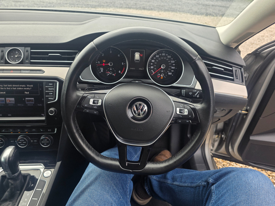 2015 Volkswagen Passat - image 9