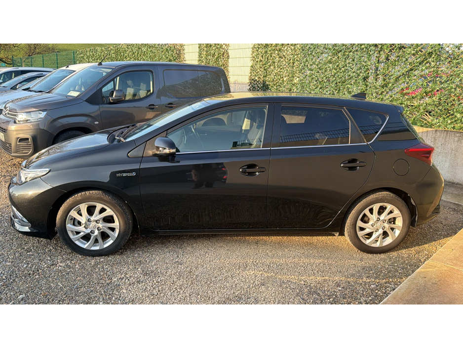 2016 Toyota Auris - image 3