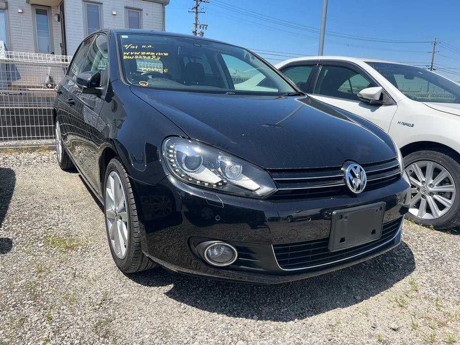 2011 Volkswagen Golf - image 2