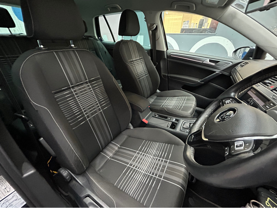 2015 Volkswagen Golf - image 2