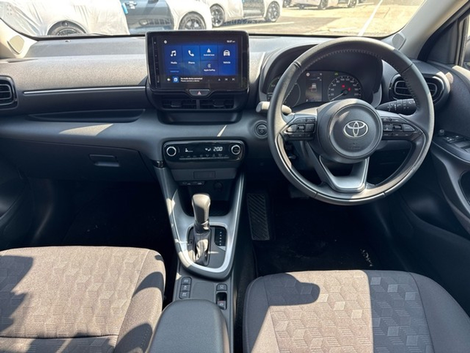 2025 Toyota Yaris HYBRID LUNA + CARBON PACK // REAR CAMERA // TOYOTA SAFETY SENSE // BLUETOOTH // AIR CON // FULL WARRANTY €26,445