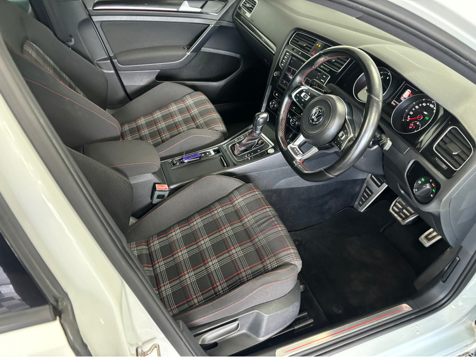 2015 Volkswagen Golf - image 5