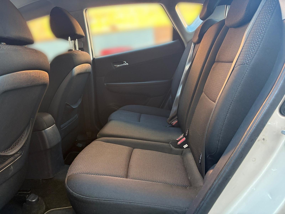 2011 Hyundai i30 - image 8