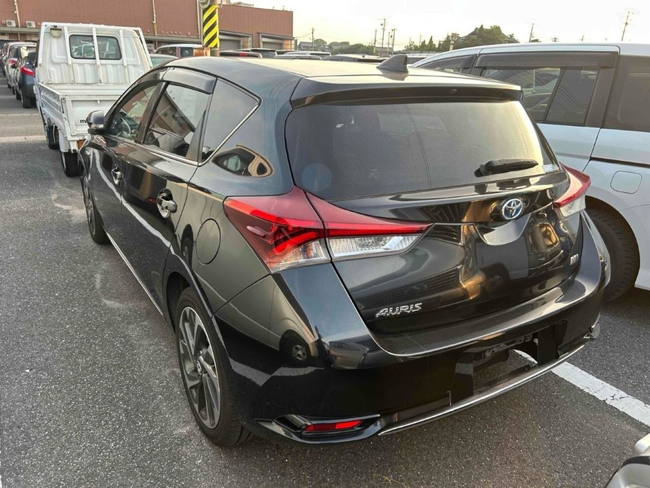 2016 Toyota Auris G PACKAGE - BLACK & WHITE LEATHER UPHOLSTERY - FACTORY ALLOYS - TOYOTA SAFETY SENSE - REVERSE CAMERA €13,950