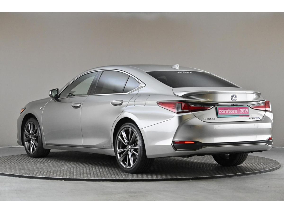 2019 Lexus ES 300 H - image 7