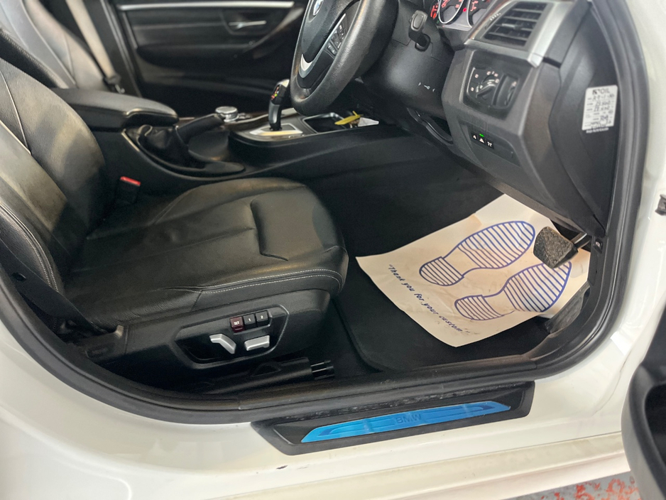 2017 BMW 3 Series - image 16