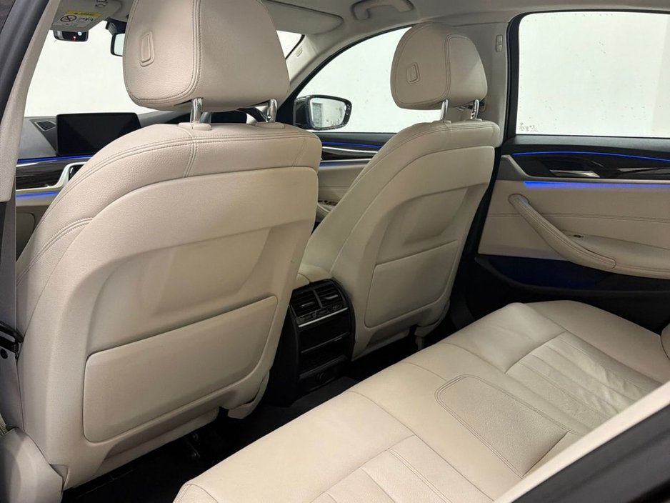 2017 BMW 5 Series - image 24