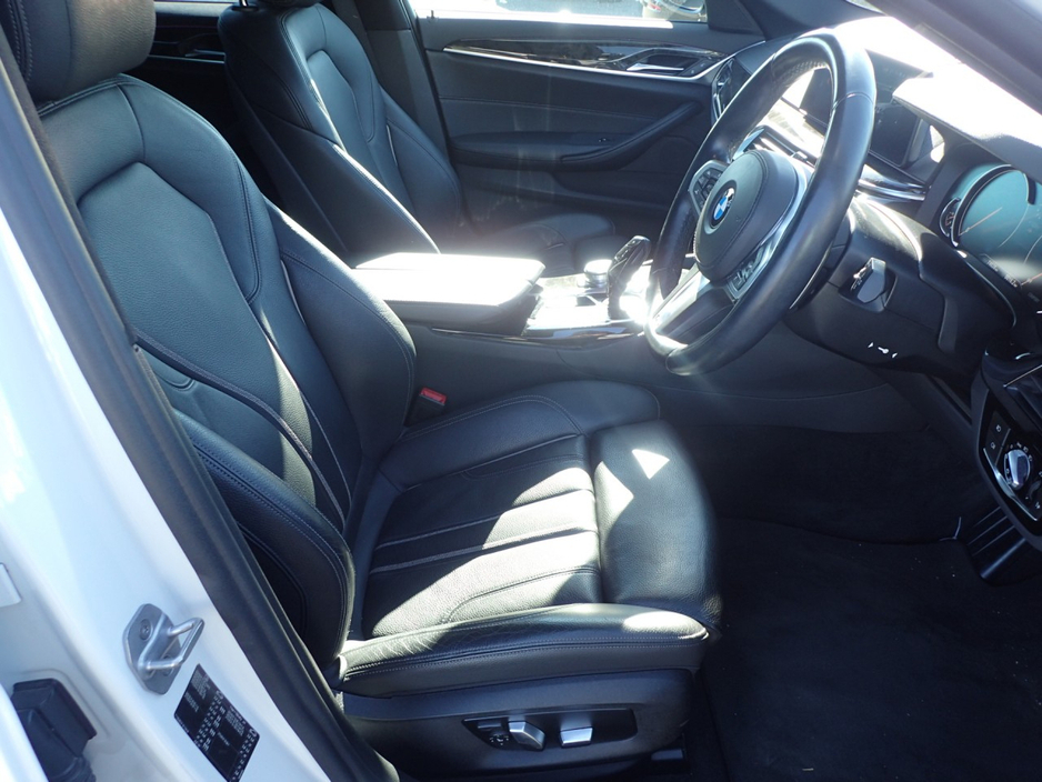 2017 BMW 5 Series - image 9