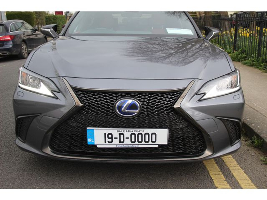 2019 Lexus ES 300 H - image 9