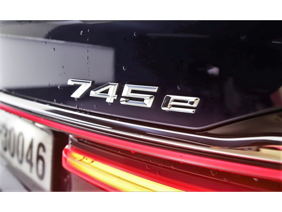 2020 BMW 7 Series - image 28