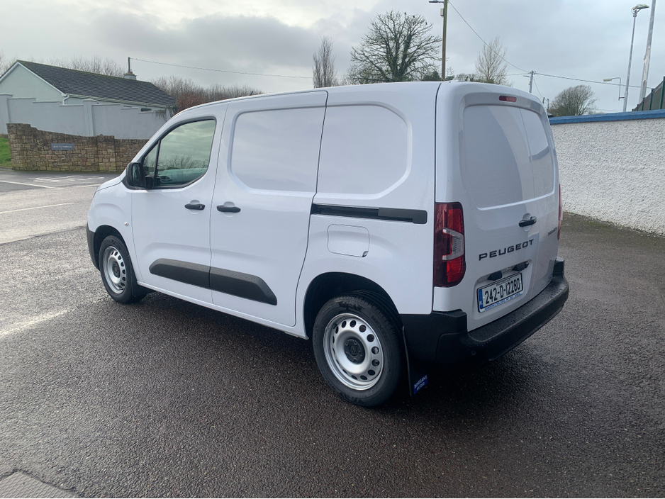 2024 Peugeot Partner PRO PLUS 1.5 HDI 100 1 €24,000