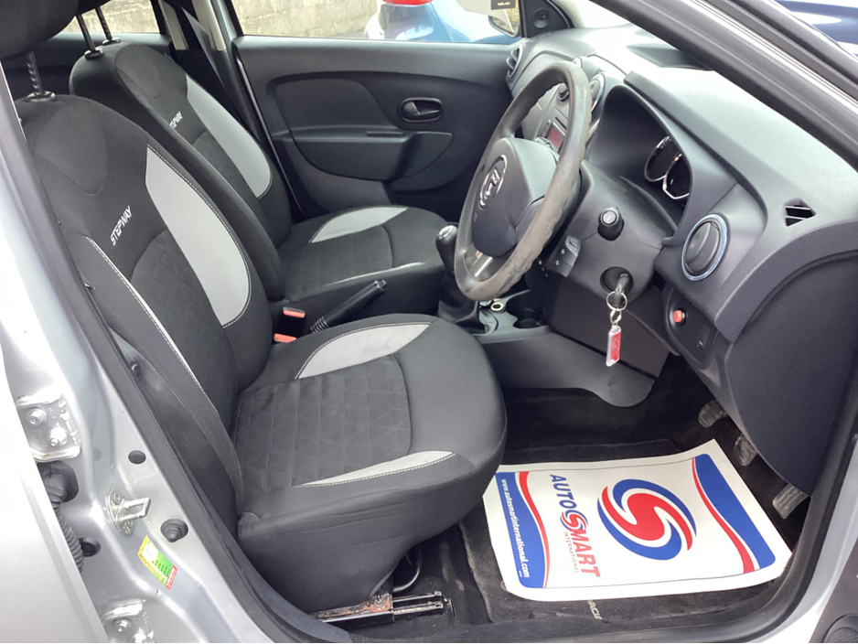 2015 Dacia Sandero - image 9