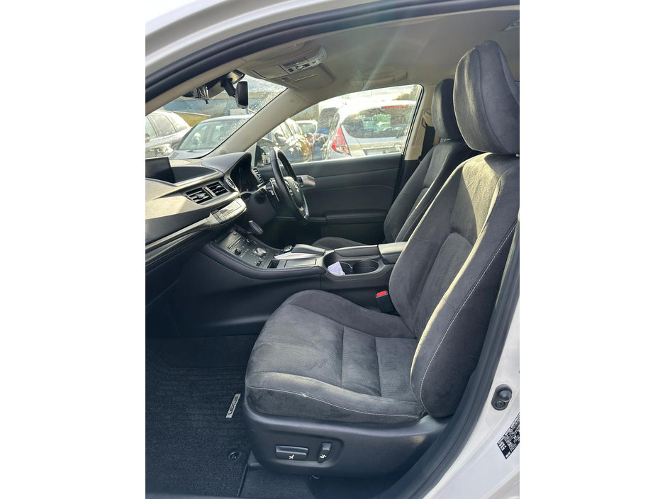 2019 Lexus CT 200 h - image 10