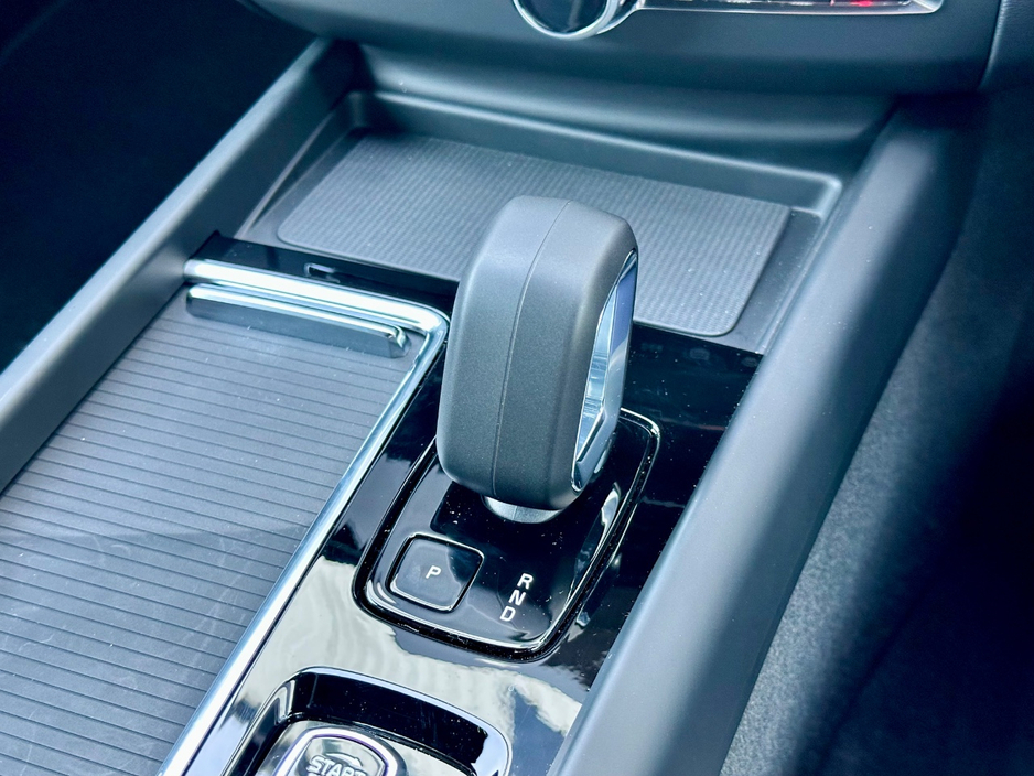 2025 Volvo XC60 - image 23