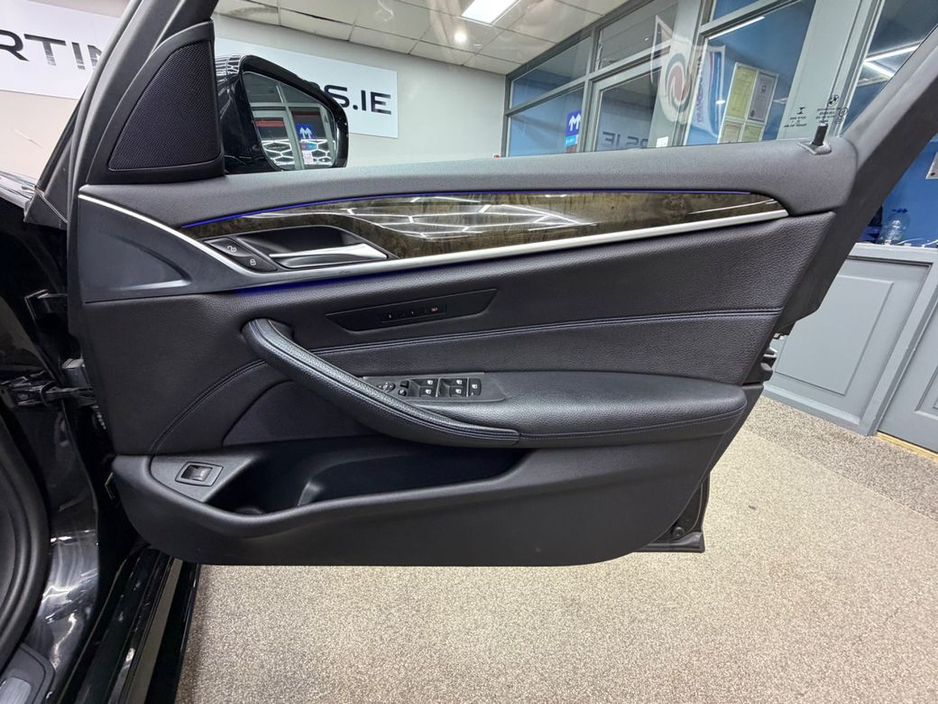 2017 BMW 5 Series - image 33