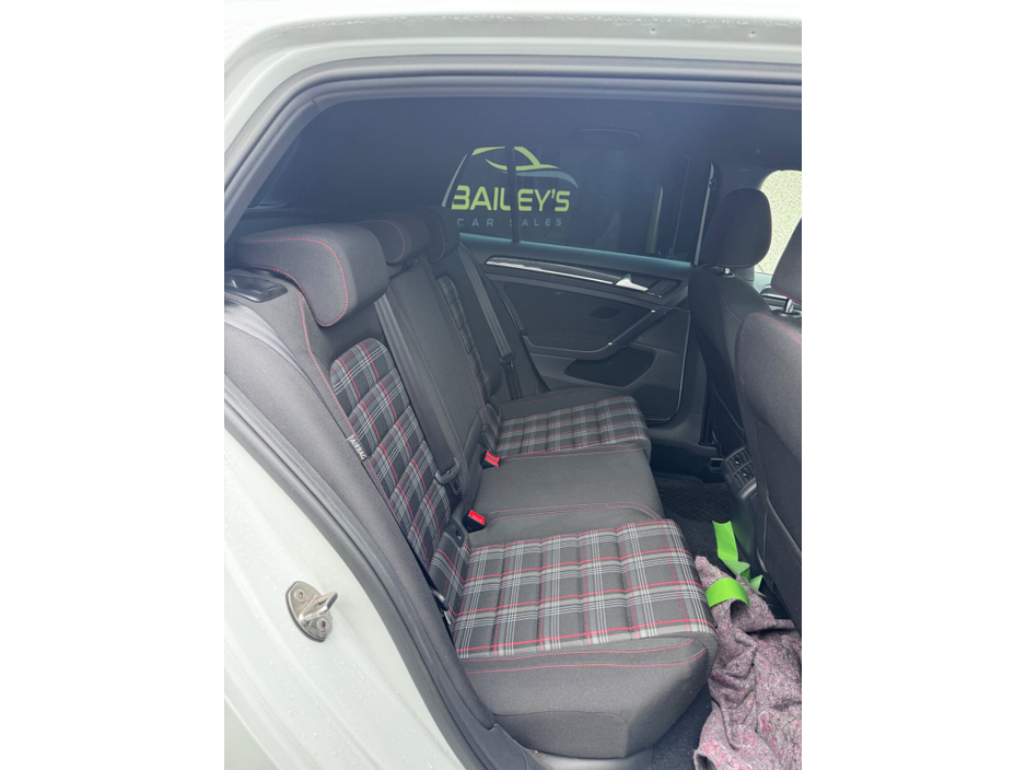 2015 Volkswagen Golf - image 15