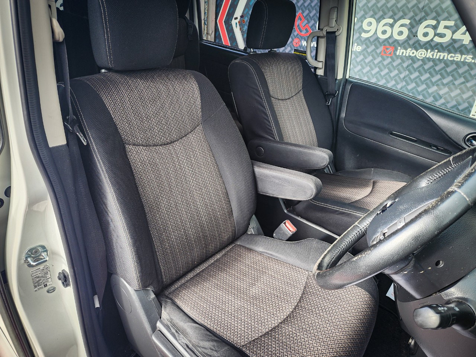 2015 Nissan Serena - image 18